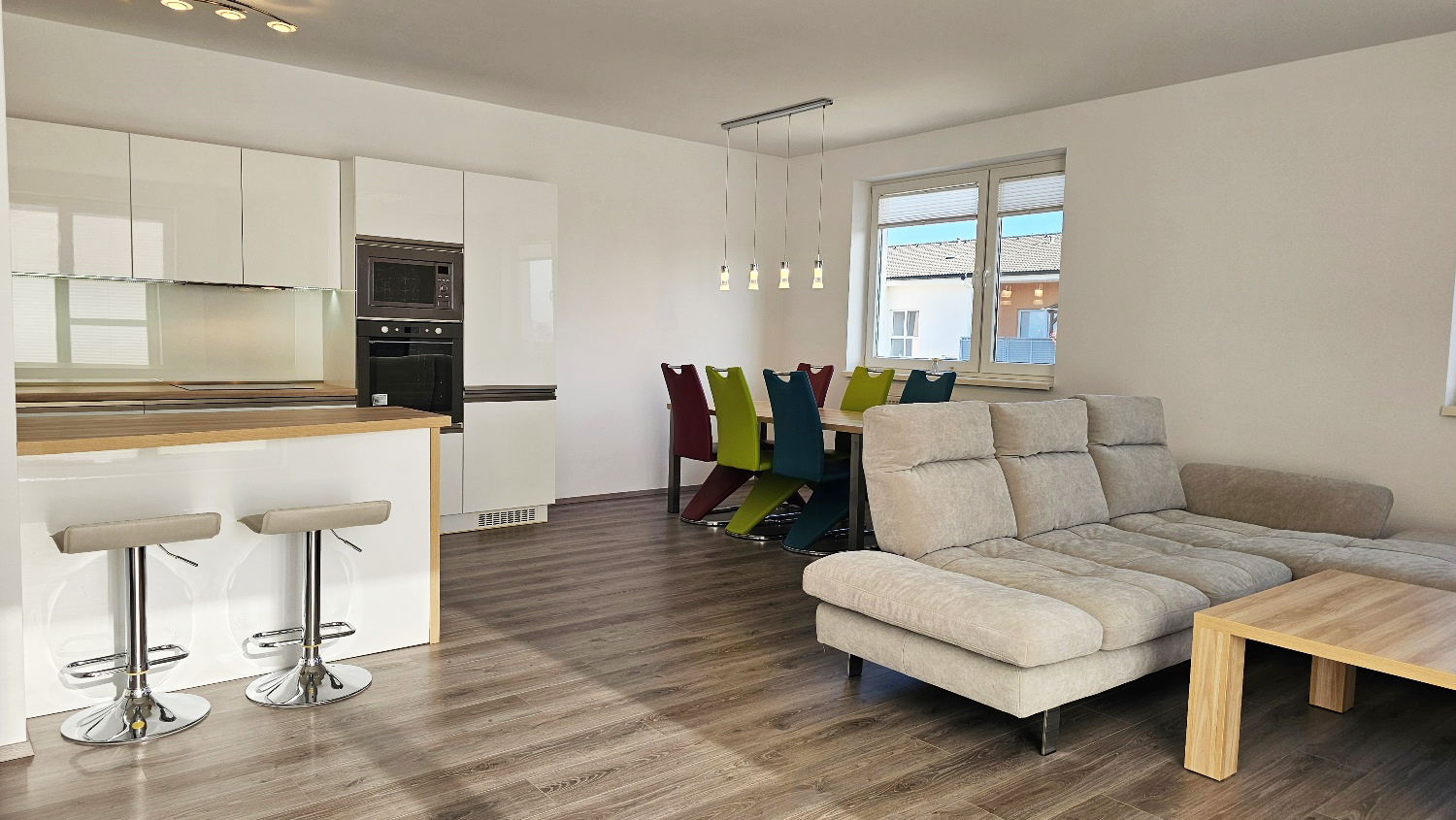 Veľký svetlý zariadený 4-izbový byt, 2 balkóny, 3 strany, Nová Dubnica – Dlhé Diely, Cena: 236.900€
