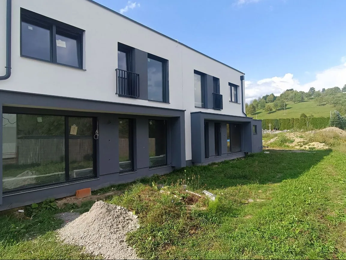 (A9) Moderný dom pre aktívnu rodinu - 4 izbový dom s garážou, Bitarová