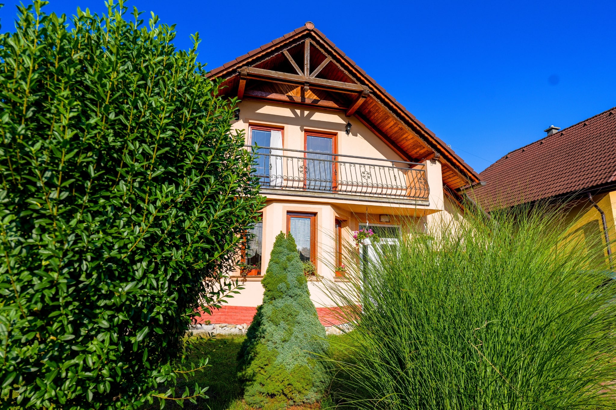 Priestranný rodinný dom s veľkým pozemkom v tichej časti Nesluše