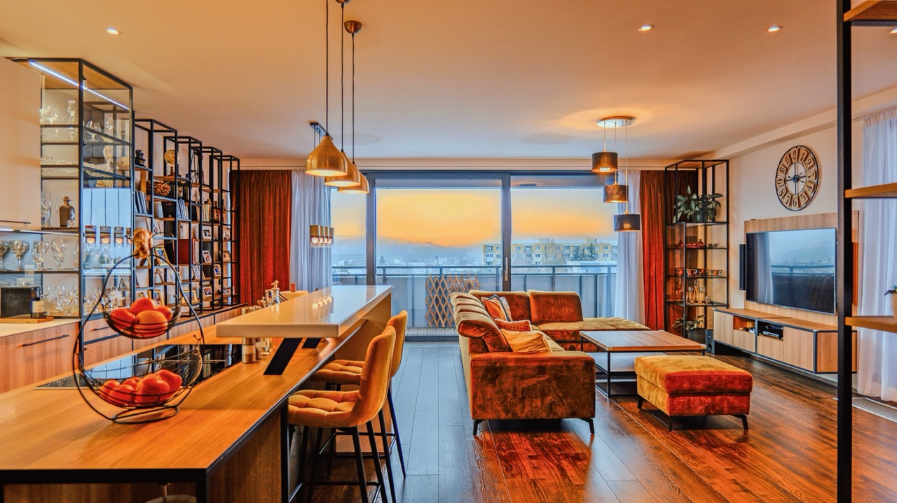 Elegancia s nadhľadom. Viac ako 4 izbový byt, Žilina - Hliny VIII, Komenského rezidencia