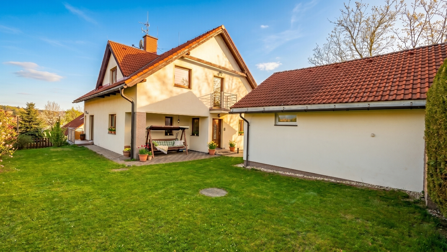 Vlastná záhrada, 3 izby, kozub a dve terasy: celé podlažie rodinného domu na prenájom, Žilina - Trnové, Cena: 850€/mes vrát. energií