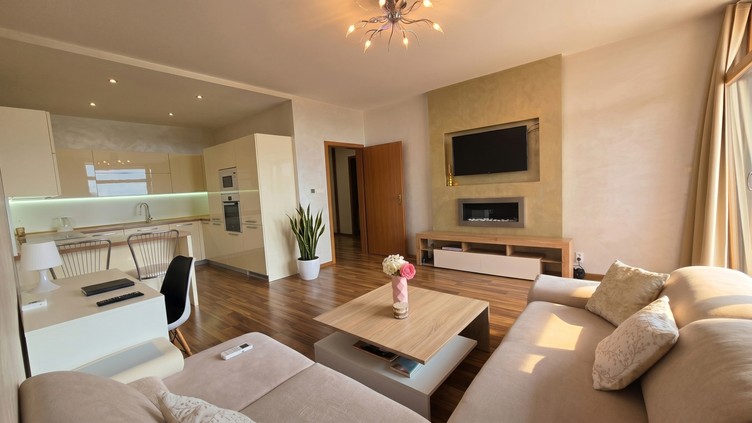 Výhľady z 13. poschodia, loggia 13 m², komplet zariadený 2-izbový byt, Žilina - Europalace, Cena: 218.900€