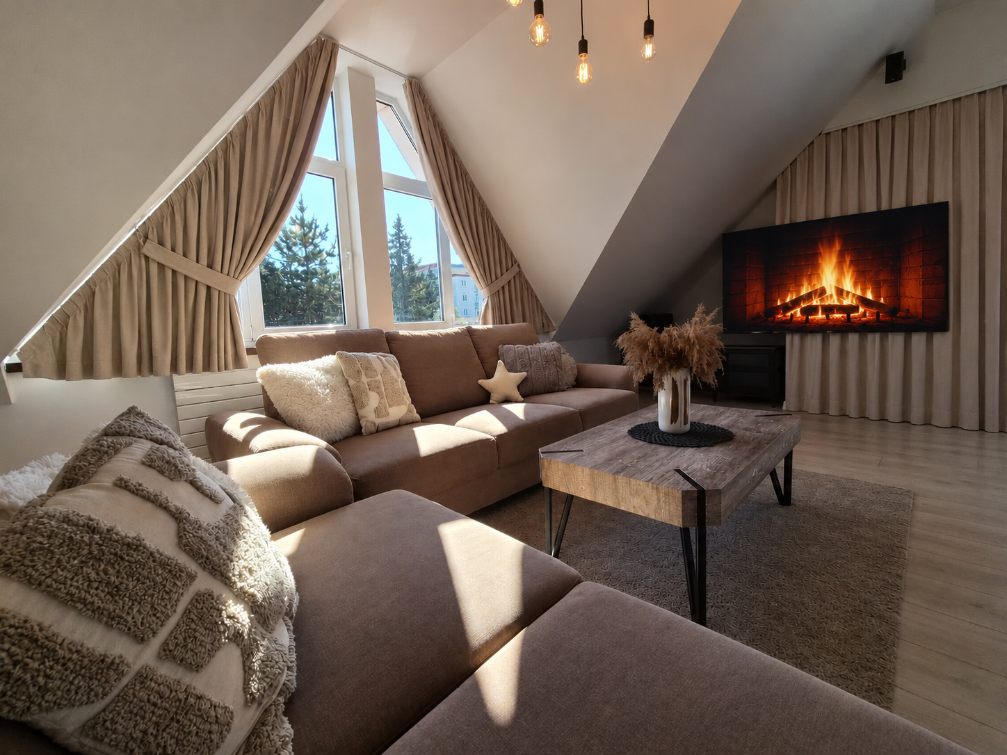 Nadštandardný 3-izbový podkrovný byt 137 m² s balkónom a garážou